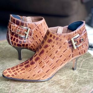 Donald J. Pliner! 100% Leather Ankle Pointed Bootie. Brown Reptile. LIKE NEW